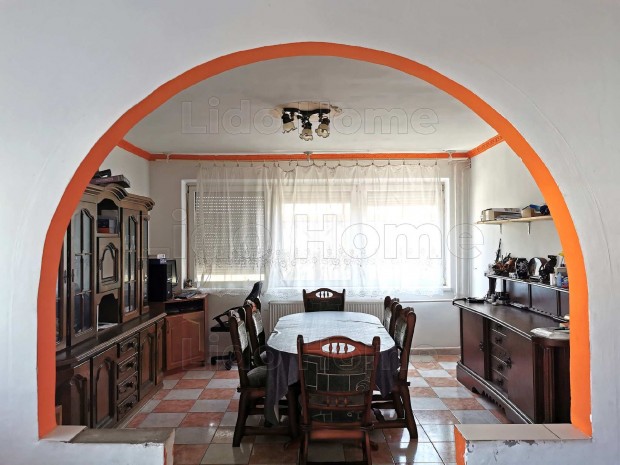 T�gas csal�di h�z elad� Gy�rszentiv�n csendes utc�j�ban!