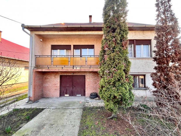 T�gas csal�di h�z hatalmas telekkel Tarnam�r�n