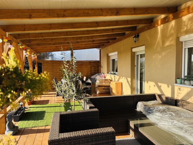 T�gas csal�di h�z nagy telekkel �s panor�m�s terasszal elad� Mogyor�do