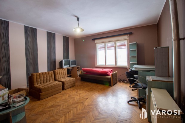 T�gas csal�di h�z remek �ron