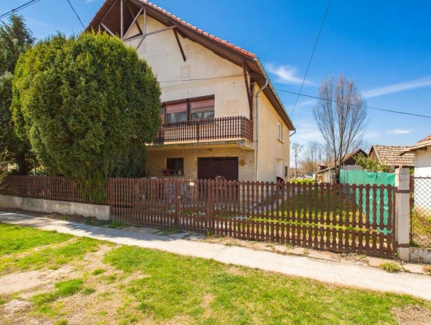 T�gas ikerh�z nagy telekkel elad� Hossz�p�lyiban!