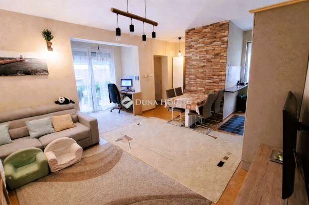 T�gas lak�s saj�t kerttel Gy�mr�n