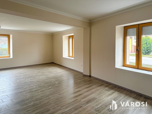 T�gas terek, �jj�sz�letett h�z a belv�rosban