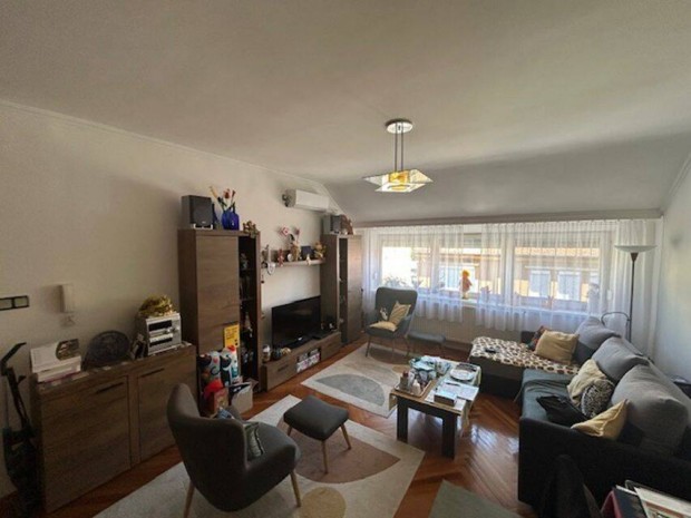 T�gas vil�gos lak�s a belv�ros k�zel�ben