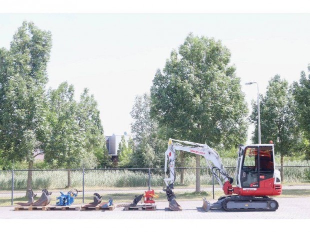 Takeuchi TB235-2 / Tilt + 5 Kaná/ 389 üzemóra / Lízing 20%-t