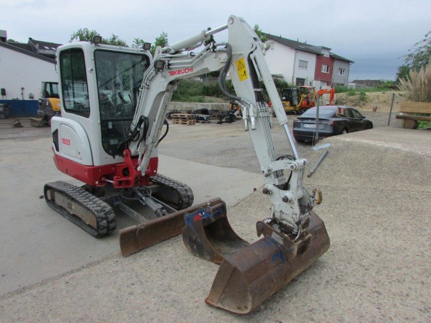 Takeuchi TB 225 V3 / 1.055 üzemóra / Lízing 20%-tól