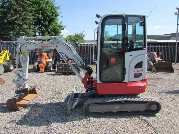 Takeuchi TB 325 R / 538 üzemóra / Lízing 20%-tól