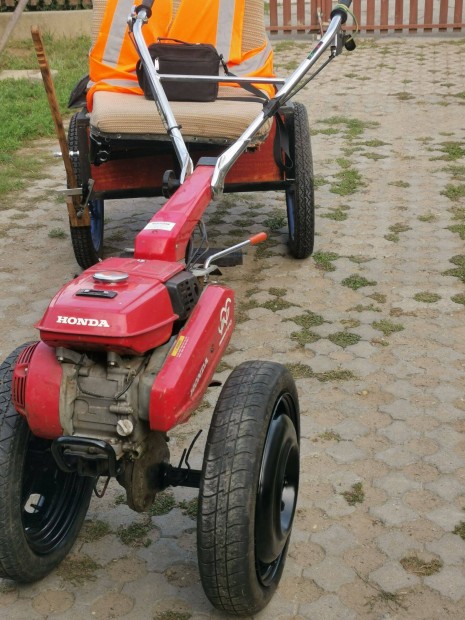 Talajmar� kis tarktor, p�tkocsival elad�