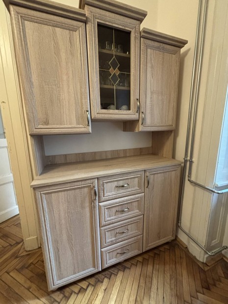 T�lal� szekr�ny aj�nd�k poharakkal