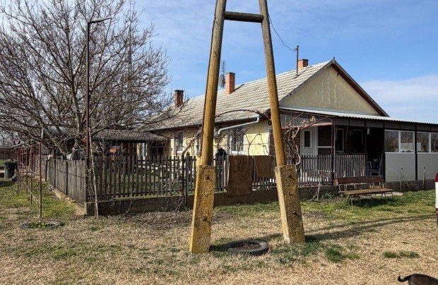 Tanya elad� Kissz�ll�s k�zel�ben, az 53-as f��tt�l 100m-re