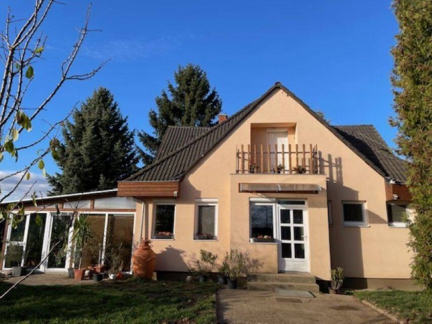 Tanya jelleg� csal�di h�z szomsz�dok n�lk�l