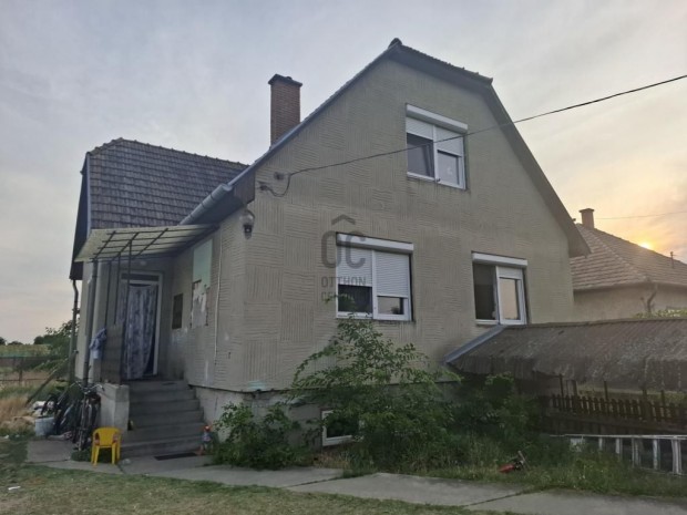 T�pi�szentm�rtoni elad� 100 nm-es h�z