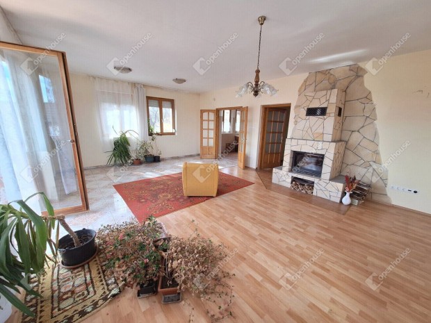 Tapolc�n 7 szob�s csal�di h�z dupla gar�zzsal �s panor�m�val elad�!