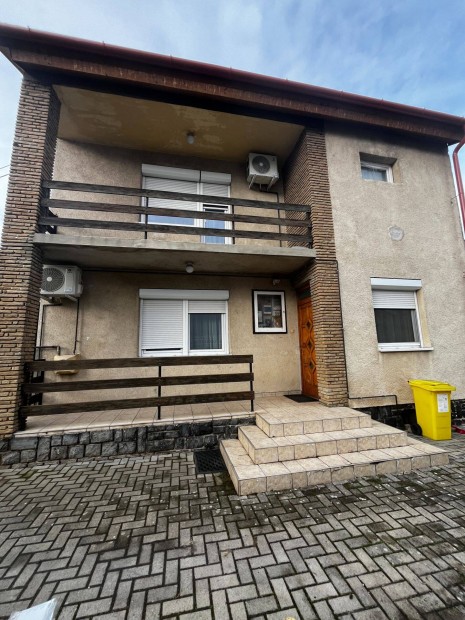 Tapolc�n Bev�s�rl�k�zpontokhoz k�zeli csal�di h�z elad�