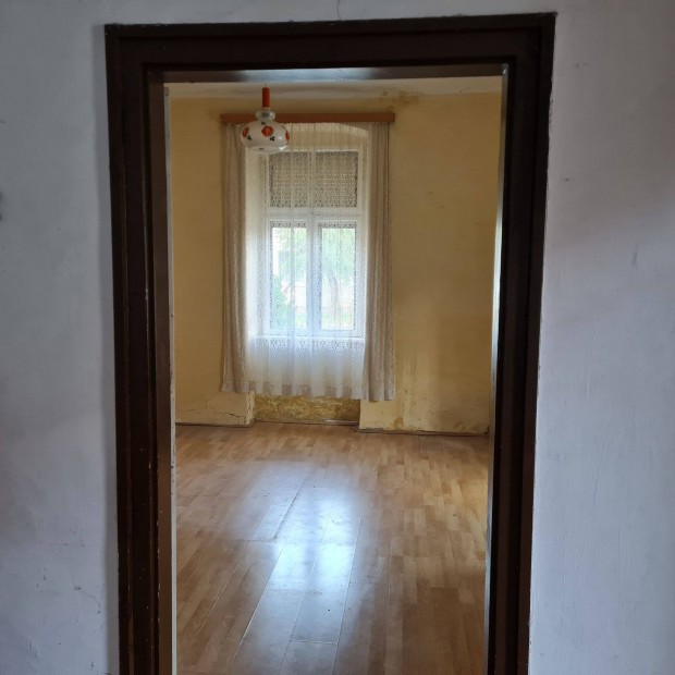 Tapolc�n a belv�rosban fel�j�tand� polg�ri h�z elad�