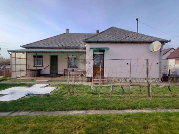 T�pszentmikl�s, 82 nm-es csal�di h�z 2302 nm-es telekkel elad�.