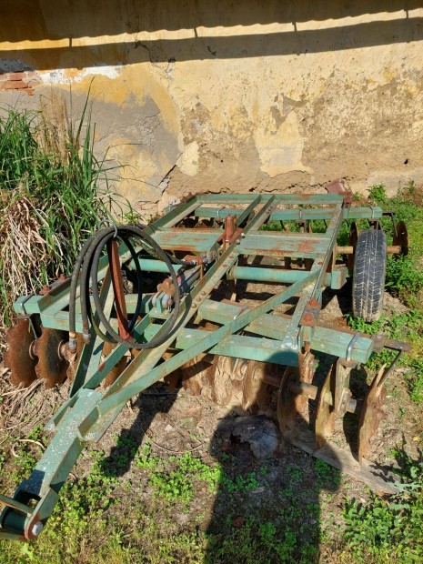 Trcsa, vontatott XT