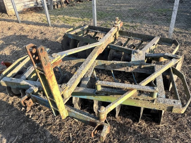 T�rcsa f�ggesztett elad�