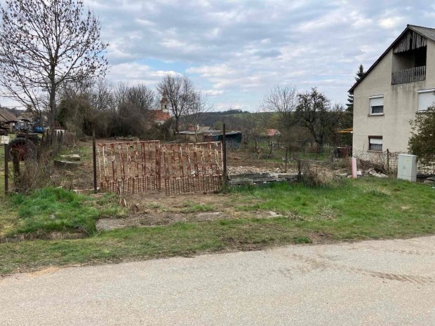 Tardos k�zpontj�hoz k�zel 1600 m2-es telek elad�!