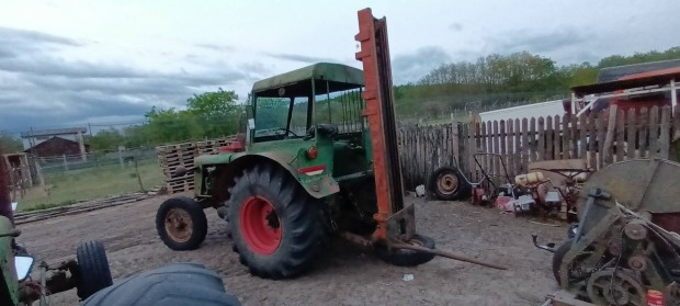 Targonca torony elad traktorra.