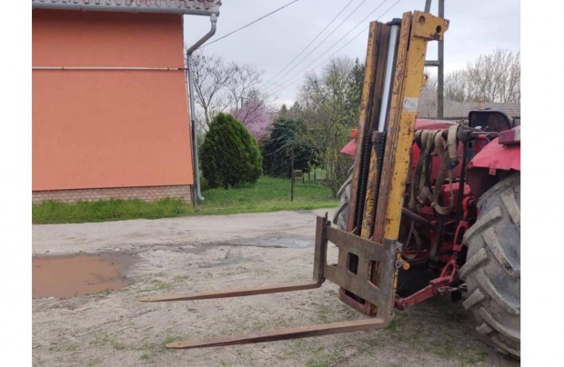 Targonca torony traktor után való, szabad emelésű, duplex