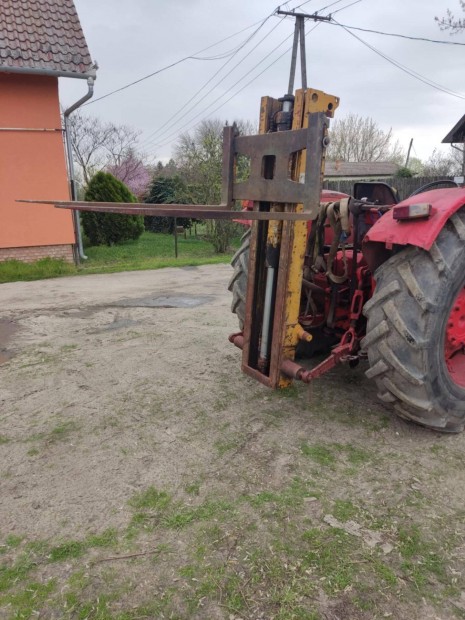 Targonca torony traktor után való, szabad emelésű, duplex