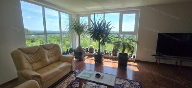 T�rnokon elad� h�romszintes, �jszer� �llapot� h�z, panor�m�s kil�t�s!