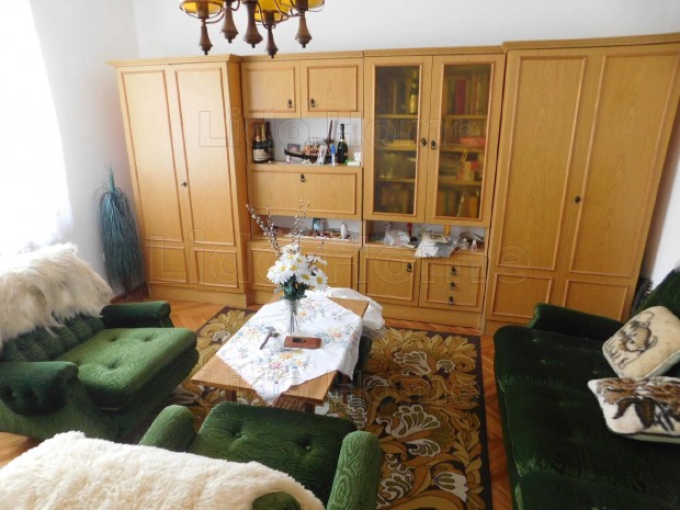 T�rsash�z �p�t�s�re is alkalmas telekkel csal�di h�z elad�