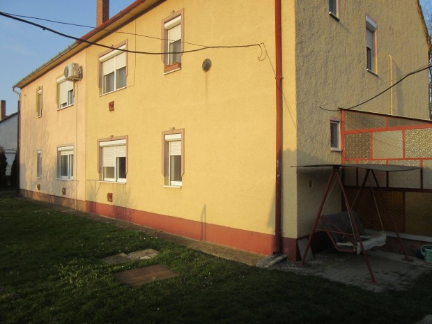 T�rsash�zi lak�s a f�ldszinten, kerttel �s gar�zzsal