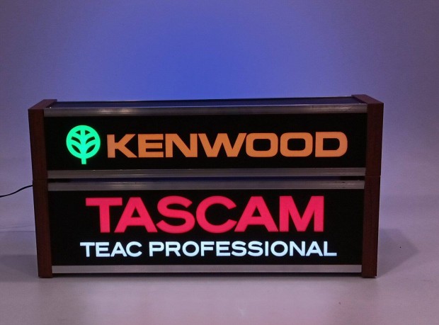 Tascam s Kenwood felirat reklmtbla, dszlmpa, dekorci