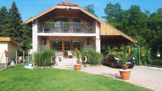 Tass, Dunapart utca, 120 m2-es, csal�di h�z, 1+4 szob�s, extr�n