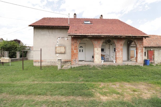 Tasson t�gl�b�l �p�lt fel�j�tott h�z elad�