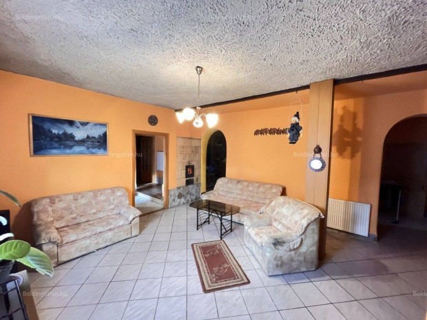 Tasz�ron csal�di h�z elad�