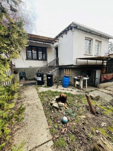 Tata, 2 szob�s  csal�di h�z elad�