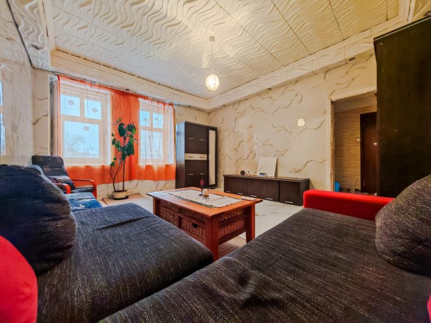 Tata, 2 szob�s  t�gla lak�s elad�