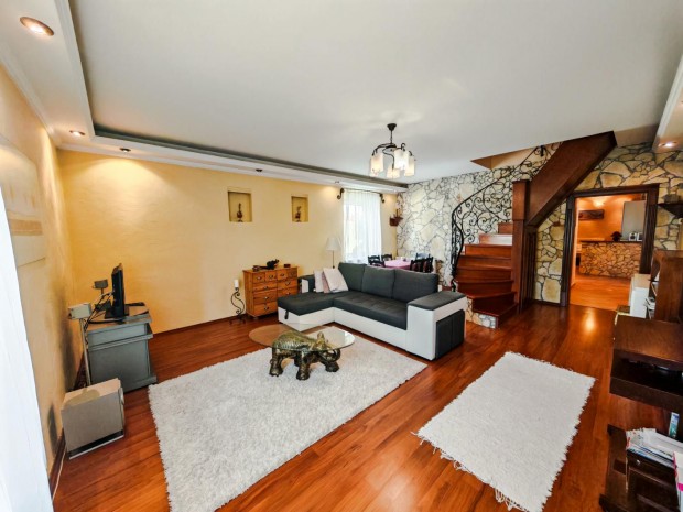 Tata, 4 szob�s  t�gla lak�s elad�