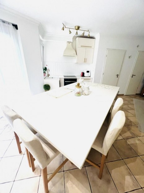 Tata, 4 szob�s  t�gla lak�s elad�