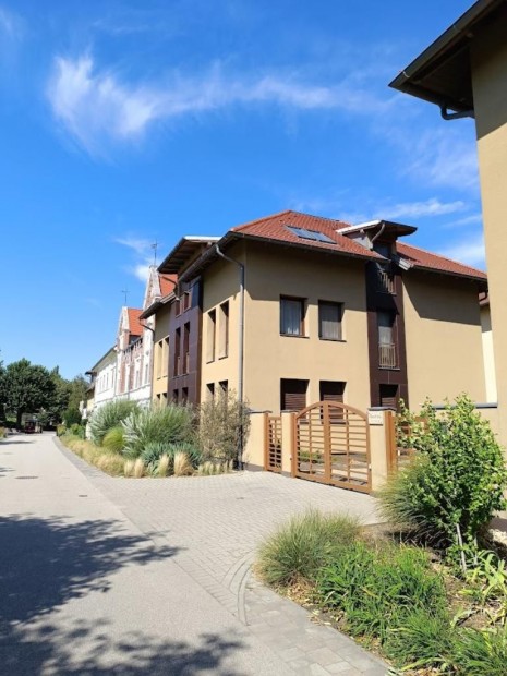 Tata, 4 szob�s  t�gla lak�s kiad�