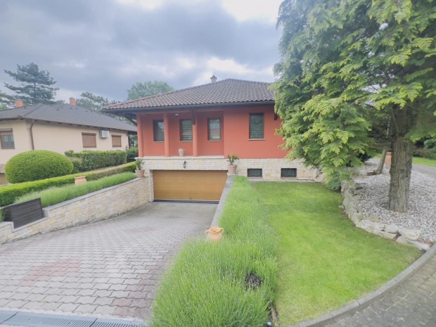 Tata, 5 szob�s  csal�di h�z elad�