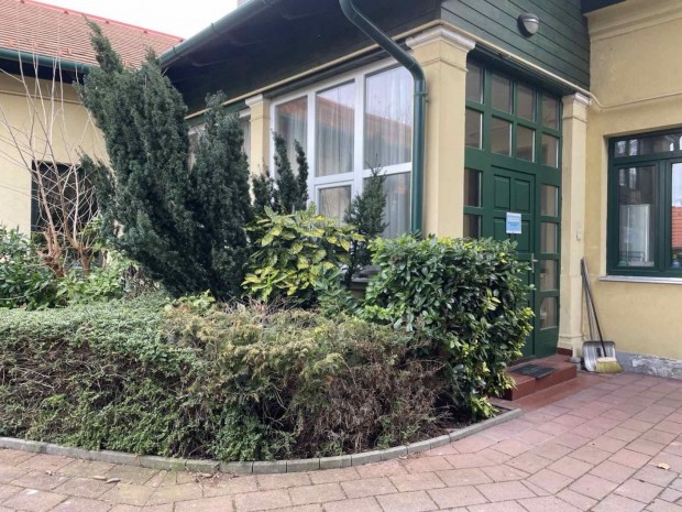 Tata, 5 szob�s  csal�di h�z elad�