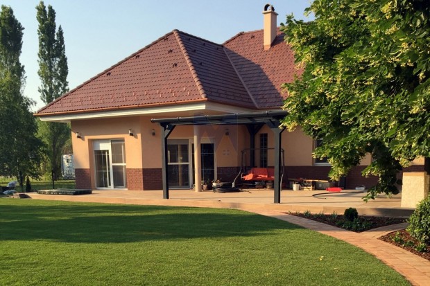 Tata, F�c�noskert lak�parkban csal�di h�z elad�!