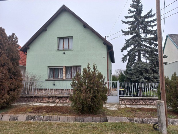 Tata mellett Bajon csal�dih�z elad�