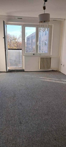 Tatabánya Bánhidai lakótelepen kétszobás hallos lakás