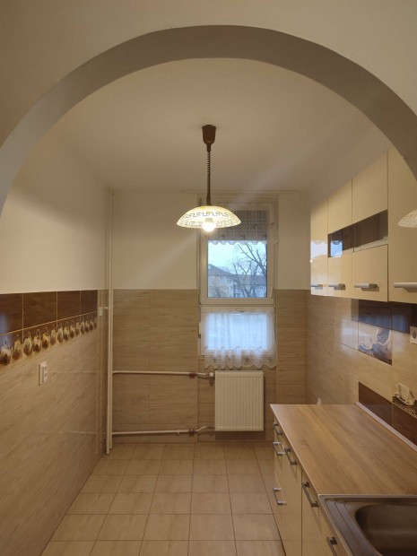 Tatab�nya D�zsakertben 2 szob�s lak�s kiad�