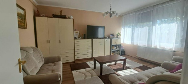 Tatabánya Piac téren tetőtéri kétszobás lakás Eladó