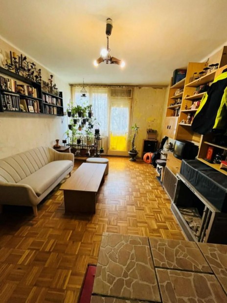 Tatab�nya, 1+1 szob�s  t�gla lak�s elad�