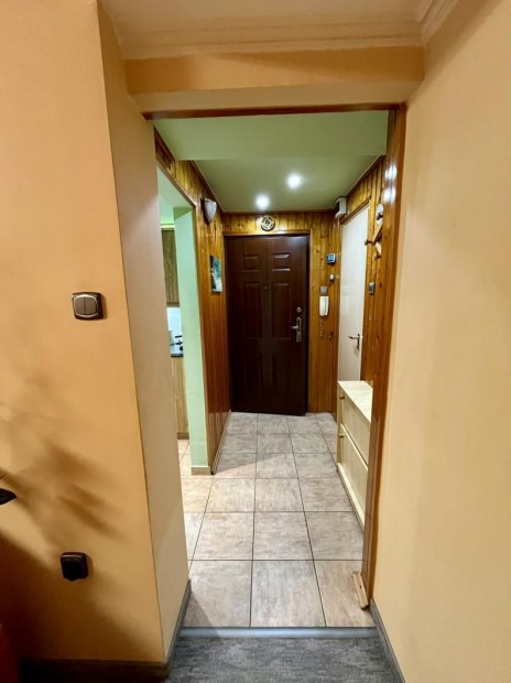 Tatab�nya, 1 szob�s  t�gla lak�s elad�