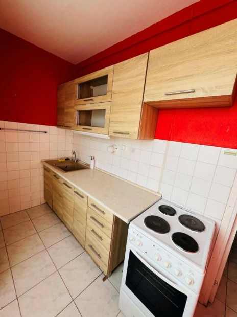 Tatab�nya, 2 szob�s   lak�s elad�