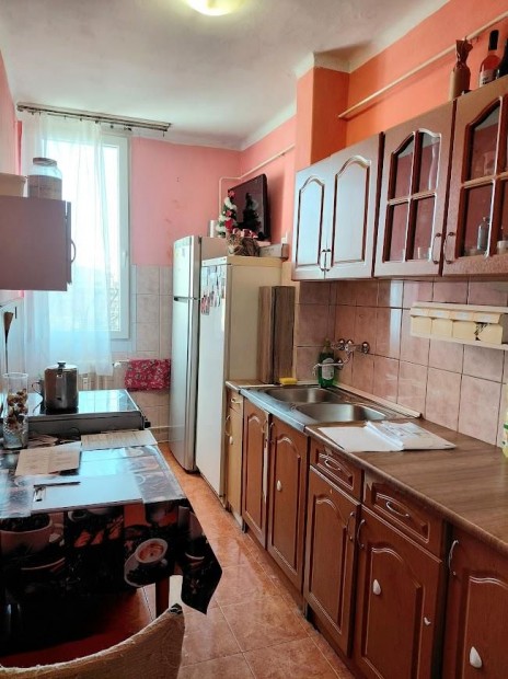 Tatab�nya, 2 szob�s  t�gla lak�s elad�