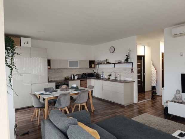 Tatab�nya, 2 szob�s  t�gla lak�s elad�